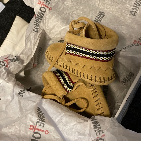Minnetonka suede infant shoes - Picture 3 of 7